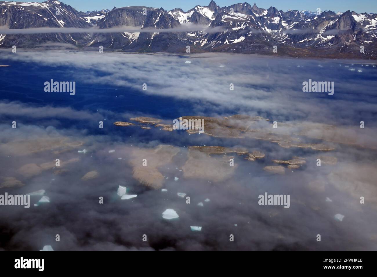 Blick über schneebedeckte Berge und Fjord, verlassen, Hubschrauberrundflug, Qaqortoq, Kujalleq Municipality, Arktis, Grönland, Dänemark Stockfoto