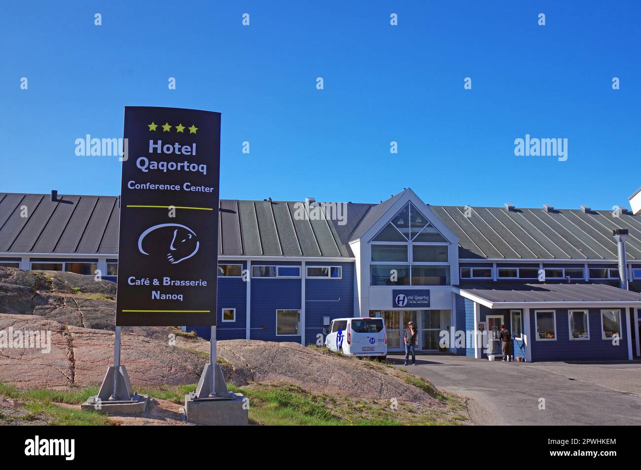 Modernes Hotel und Werbung, Tourismus, Qaqortoq, Kujalleq Municipality, Grönland, Dänemark Stockfoto