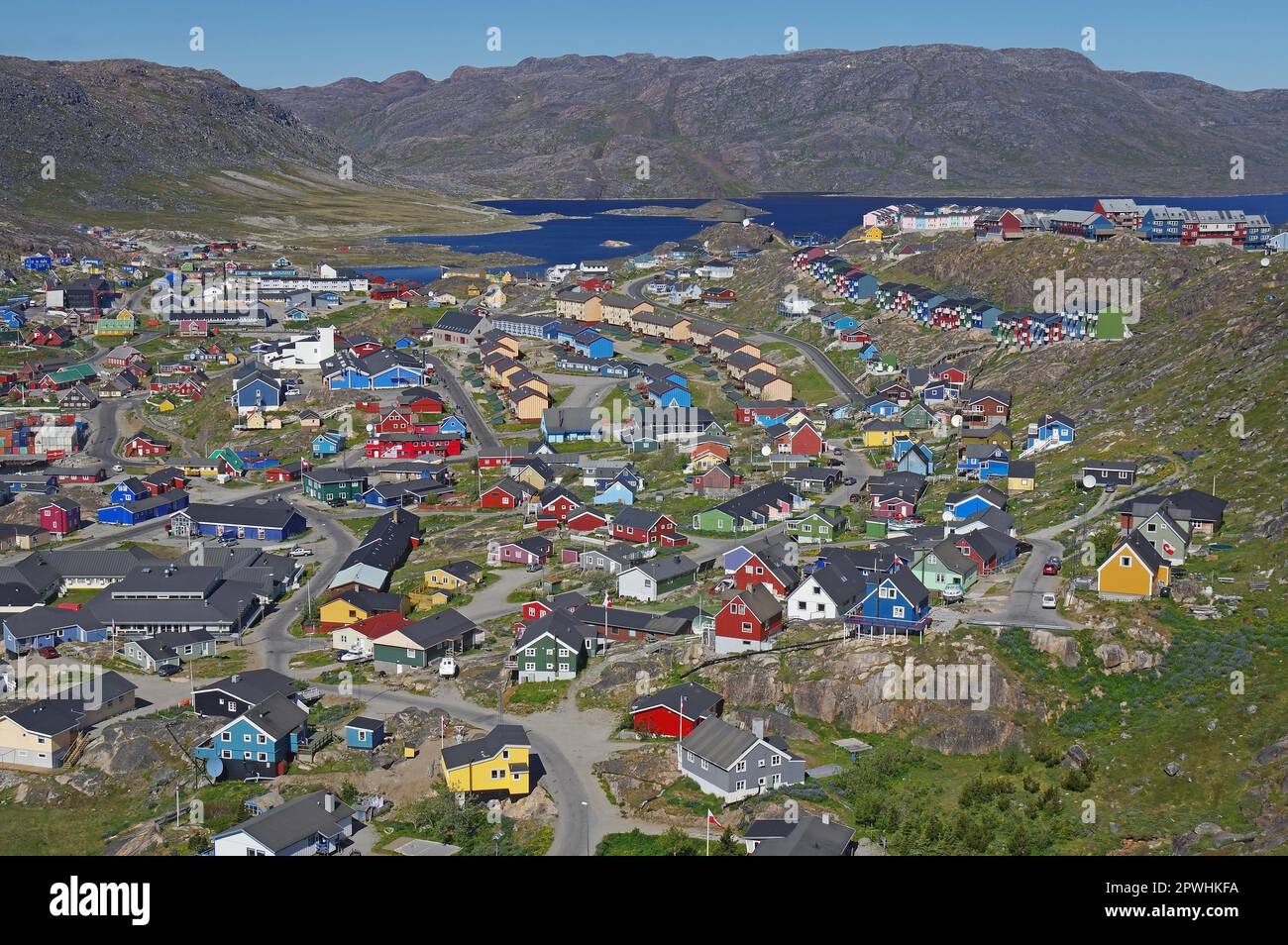 Blick über eine kleine Stadt, zerklüftete Berglandschaft, Qaqortoq, Kujalleq Municipality, Arktis, Grönland, Dänemark Stockfoto
