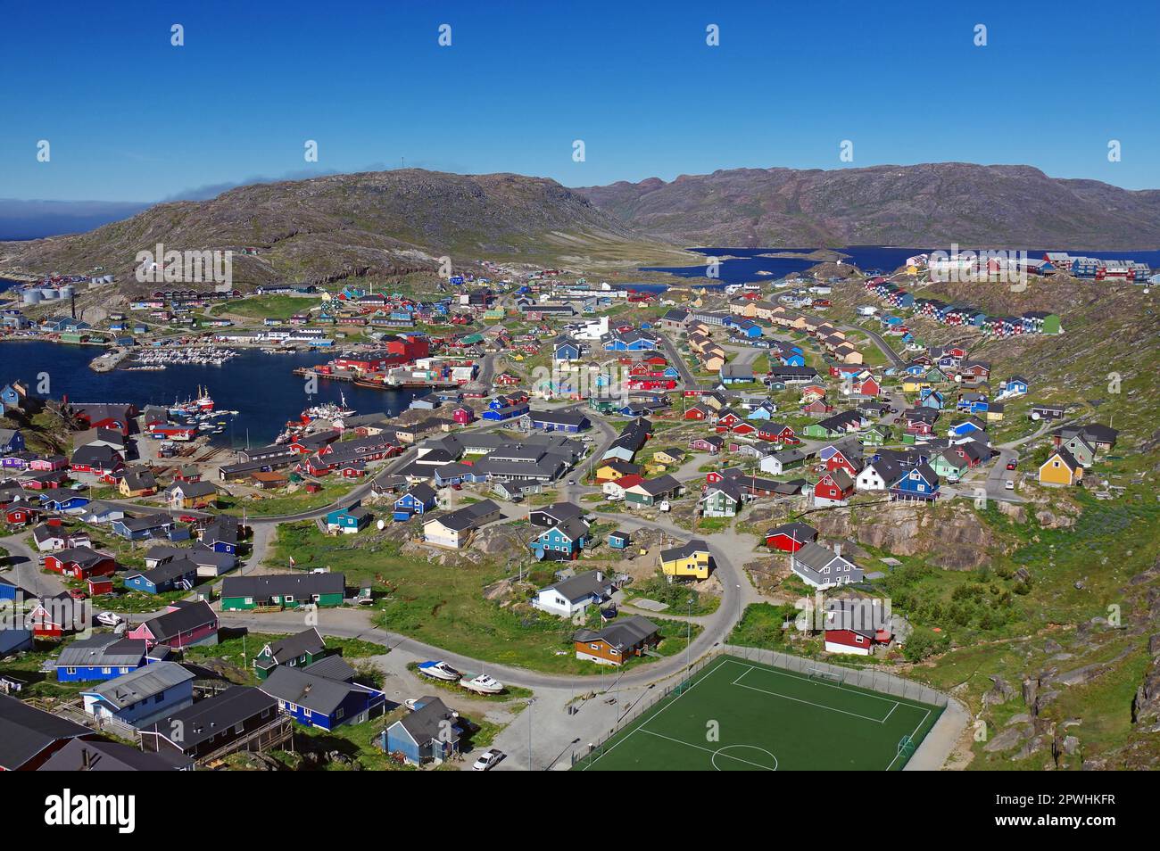 Blick über eine kleine Stadt, Fußballfeld, zerklüftete Berglandschaft, Qaqortoq, Kujalleq Municipality, Arktis, Grönland, Dänemark Stockfoto