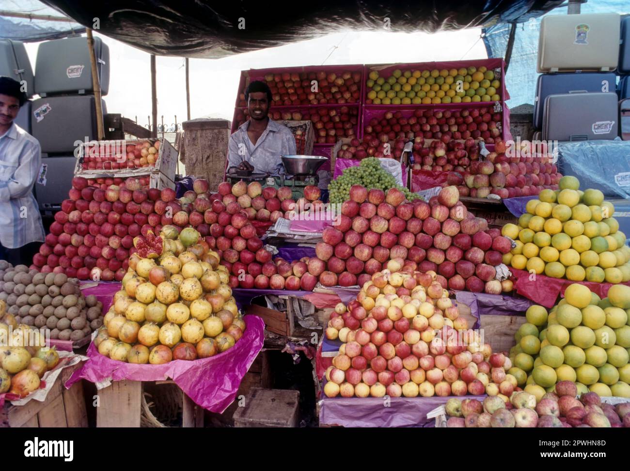 Obstladen auf dem City Market in Bengaluru Bangalore, Karnataka, Südindien, Indien, Asien Stockfoto