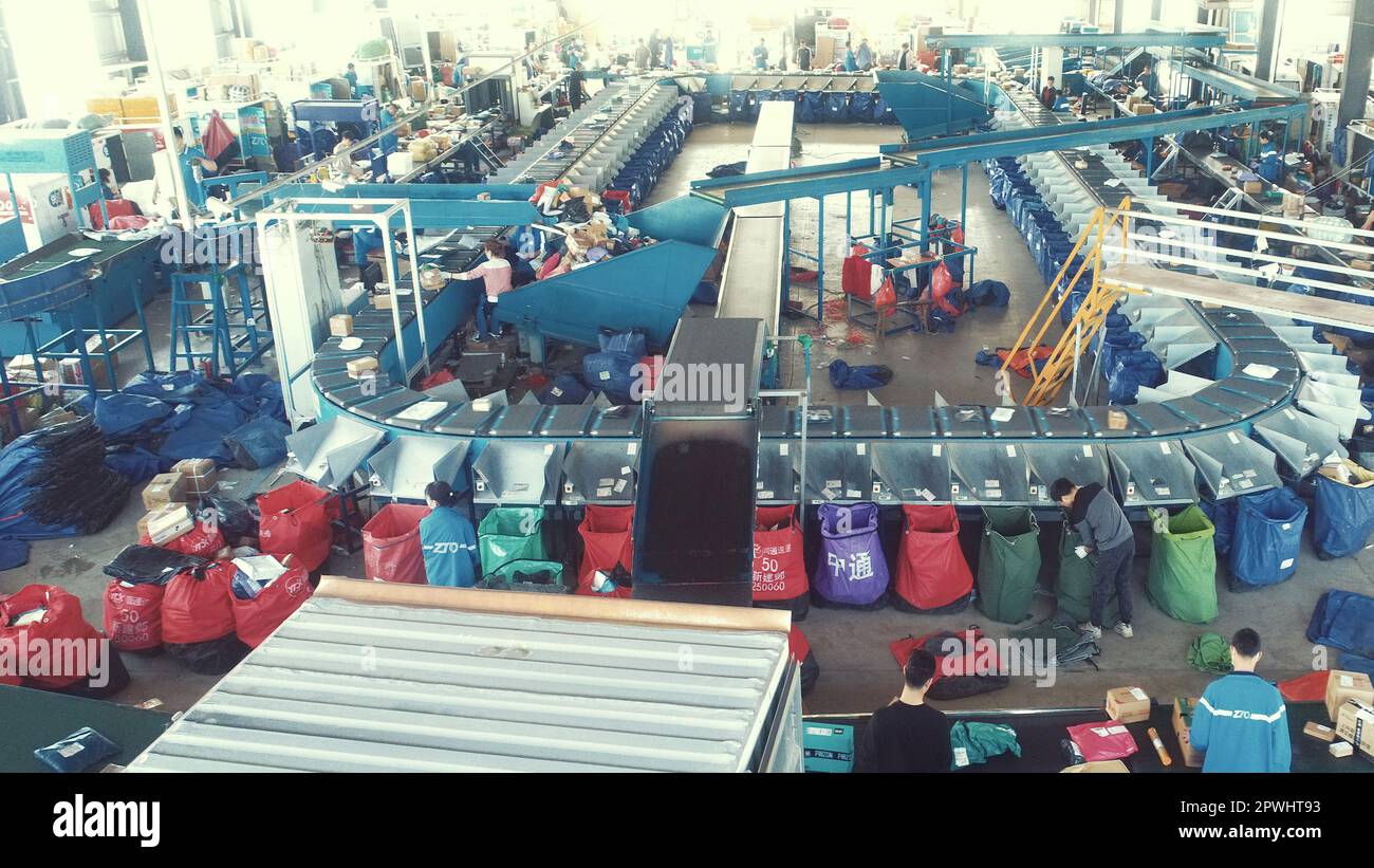 LIANYUNGANG, CHINA - 1. MAI 2023 - Mitarbeiter der Zto Express Company sortieren Lieferungen an ihrem Arbeitsplatz in Lianyungang City, Ostchina Jiangsu Way Stockfoto