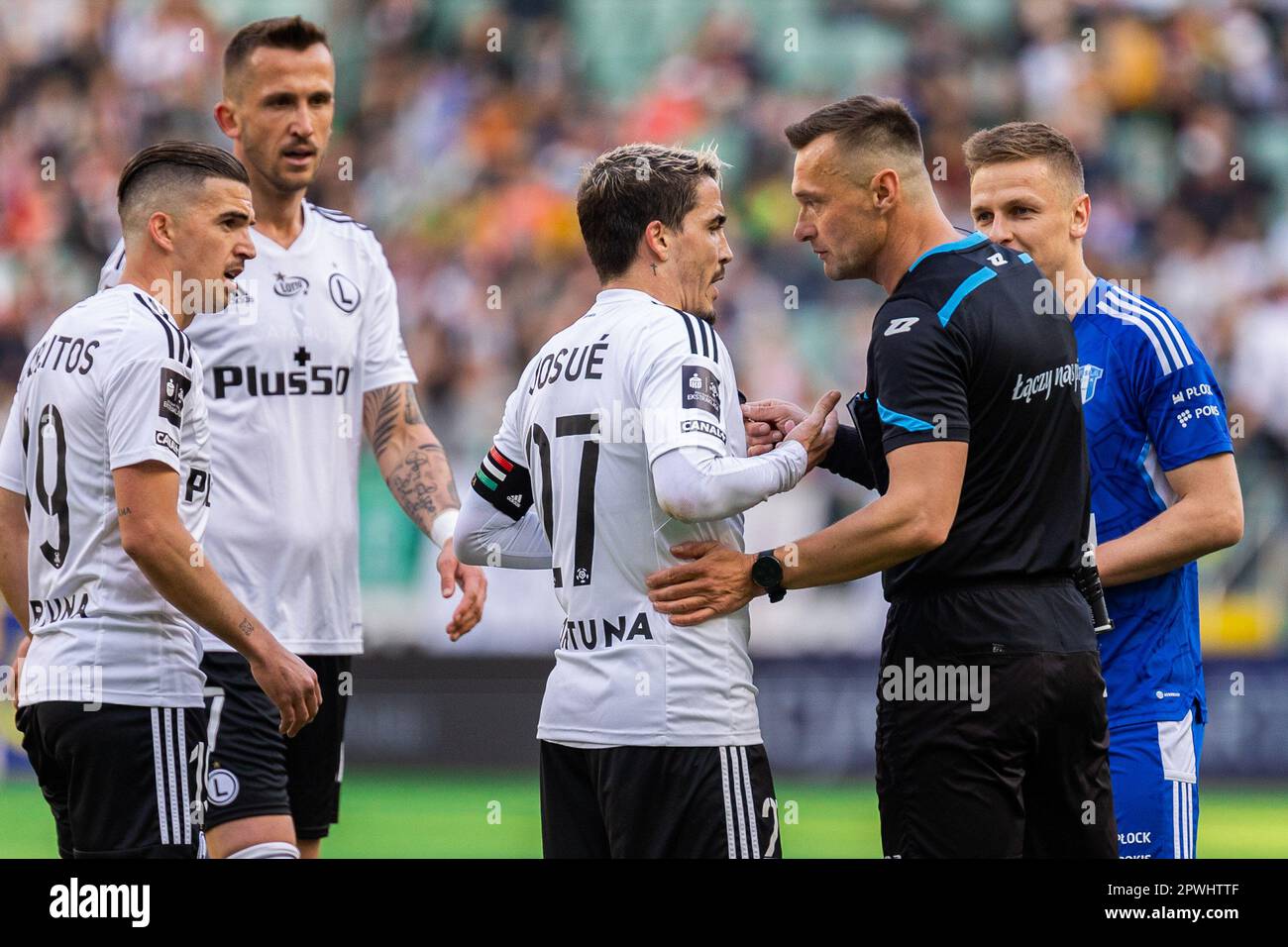 Warschau, Polen. 28. April 2023. Carlos Daniel Lopez Huesca „Carlitos“ (L), Josue Pesqueira (C) von Legia und Schiedsrichter Jaroslaw Przybyl in Aktion während des Spiels der polnischen PKO Ekstraklasa League zwischen Legia Warszawa und Wisla Plock im Marschall Jozef Pilsudski Legia Warsaw Municipal Stadium. Endstand: Legia Warszawa 2:0 Wisla Plock. Kredit: SOPA Images Limited/Alamy Live News Stockfoto