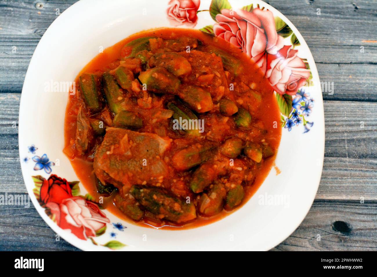 Okra mit Rindfleischstücken und Tomatensauce, Bamia, Bamya oder Okro ist Abelmoschus esculentus, in vielen englischsprachigen Ländern als Damen bekannt Stockfoto