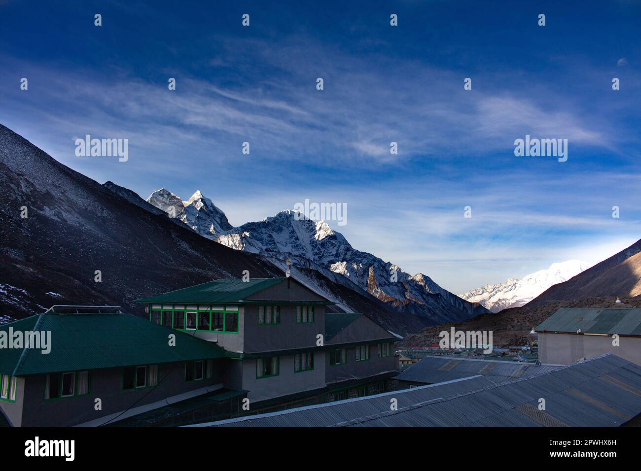 Malerisches Foto der Stadt Taboche mit ihrem bergigen Gelände im Nationalpark Sagarmatha (Everest), Nepal. Stockfoto