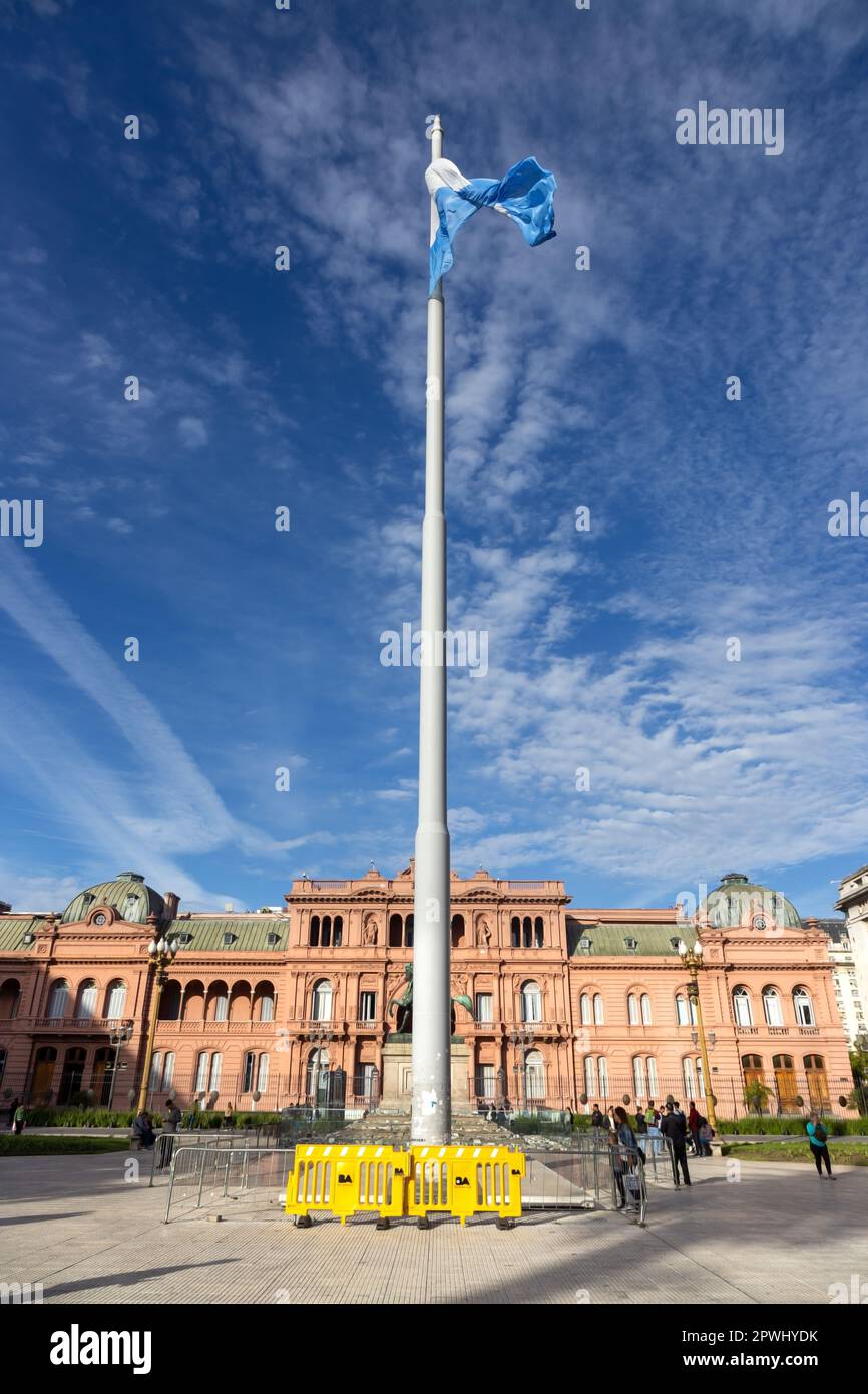 Plaza De Mayo, berühmter zentraler Platz aus dem 19. Jahrhundert, Buenos Aires Vertical Portrait. Argentinische Flagge am Pol, berühmter Hintergrund des Casa Rosada Gebäudes Stockfoto