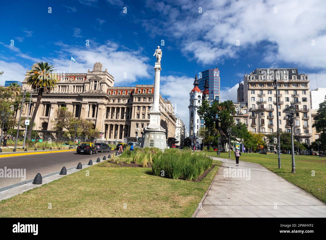 Plaza Lavalle oder Lavalle Square, drei Blocks großer Stadtpark in der Nähe des Teatro Colon in Buenos Aires, Argentinien, mit Statuen zu Ehren der Nationalhelden Stockfoto