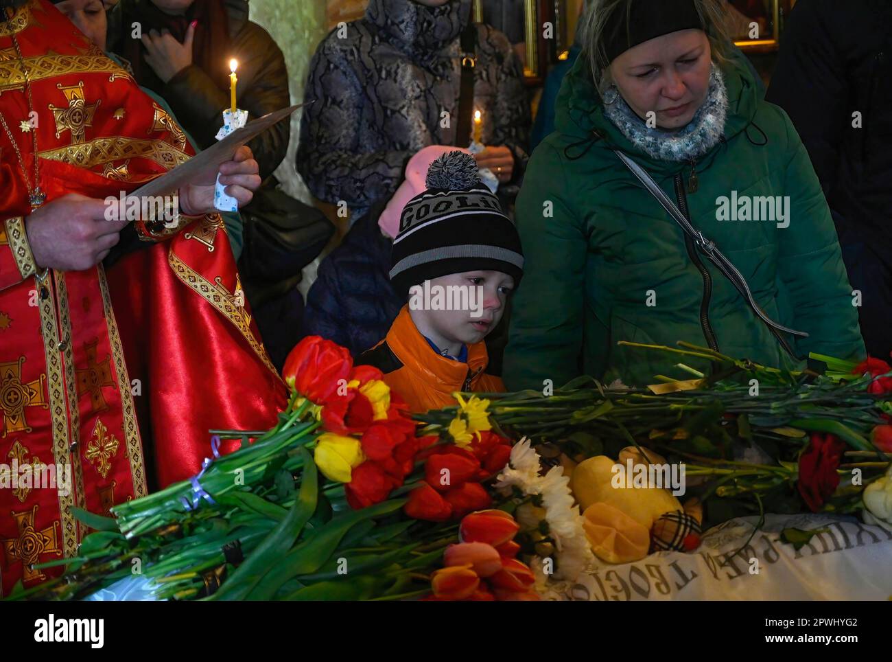 Enge Verwandte und Freunde nehmen an der Beerdigungszeremonie von Shulga Sofia, 11 Jahre alt, und ihrem Bruder Pisarev Kirjuscha, 17 Jahre alt, Teil, der infolge eines russischen Raketenangriffs auf ein mehrstöckiges Wohngebäude in Uman starb. Stockfoto