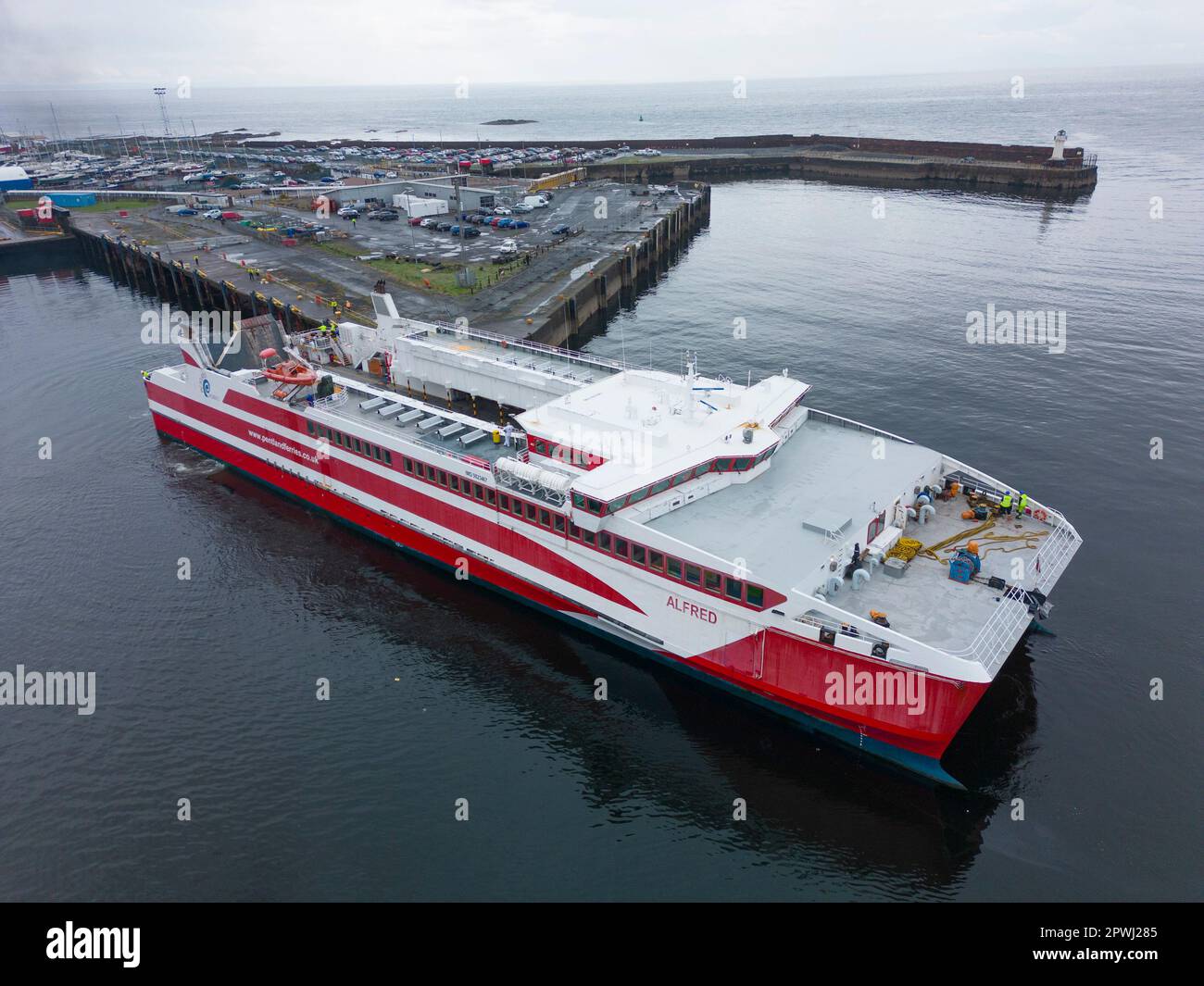 Ardrossan, Schottland, Großbritannien. 30. April 2023 Die Passagierfähre des Katamarans MV Alfred grenzt während ihrer Seeversuche an das Fährterminal Ardrossan Stockfoto