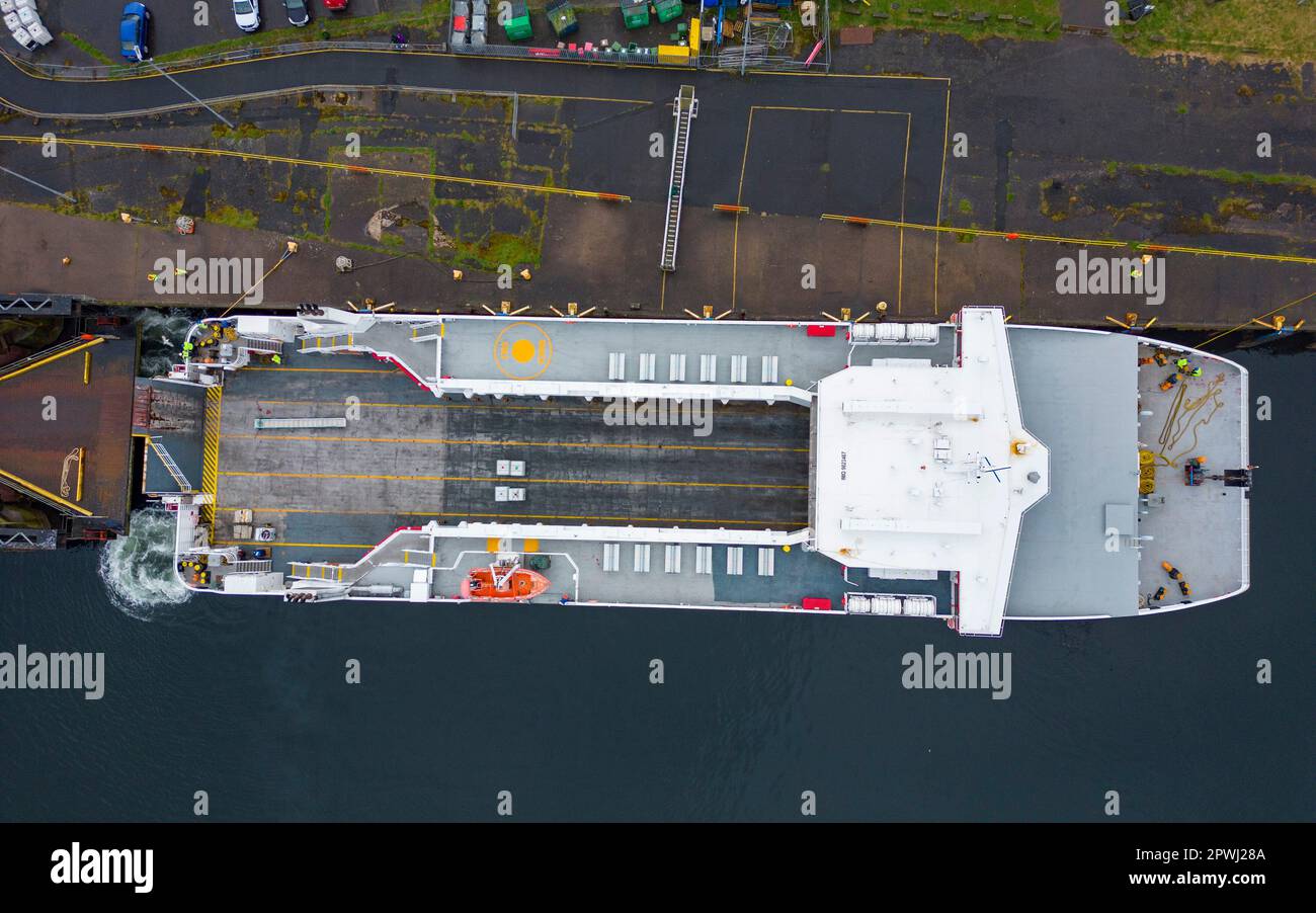 Ardrossan, Schottland, Großbritannien. 30. April 2023 Die Passagierfähre des Katamarans MV Alfred grenzt während ihrer Seeversuche an das Fährterminal Ardrossan Stockfoto