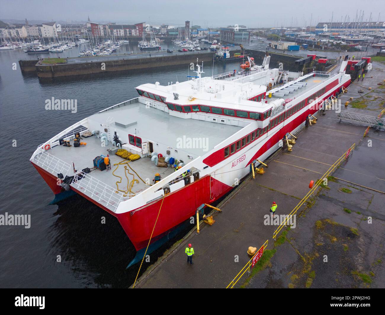 Ardrossan, Schottland, Großbritannien. 30. April 2023 Die Passagierfähre des Katamarans MV Alfred grenzt während ihrer Seeversuche an das Fährterminal Ardrossan Stockfoto
