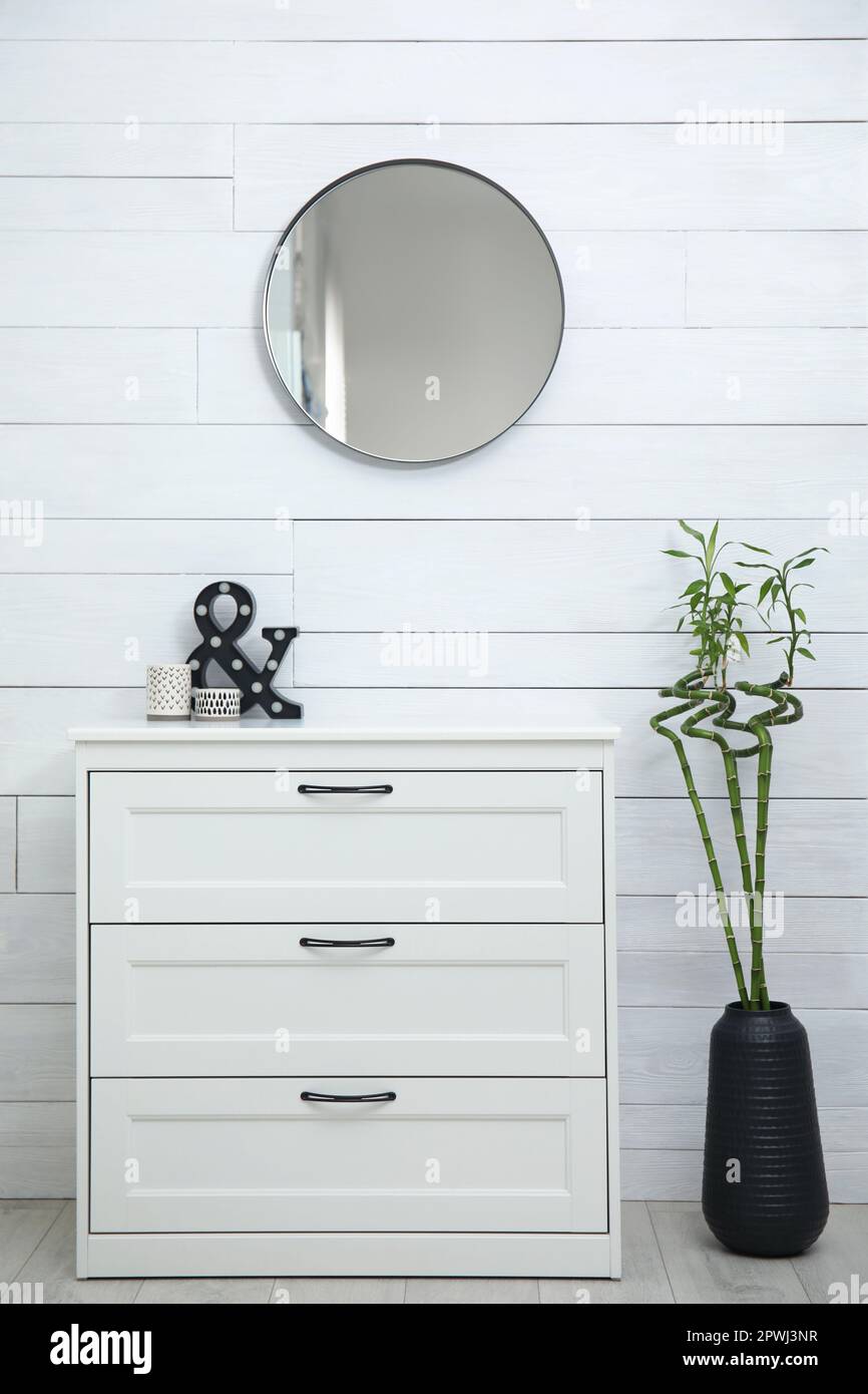 Vase mit Lucky Bambus auf dem Boden neben der Kommode im Zimmer. Stilvolle  Innenausstattung Stockfotografie - Alamy