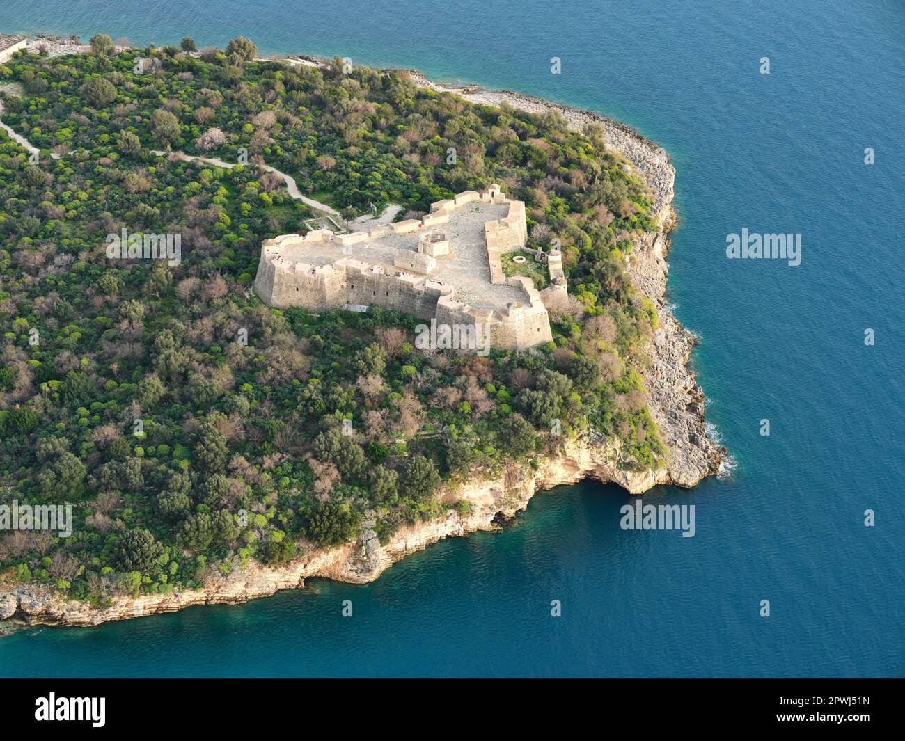 LUFTAUFNAHME. Schloss Porto Palermo. Kreis Vlorë, Albanien. Stockfoto