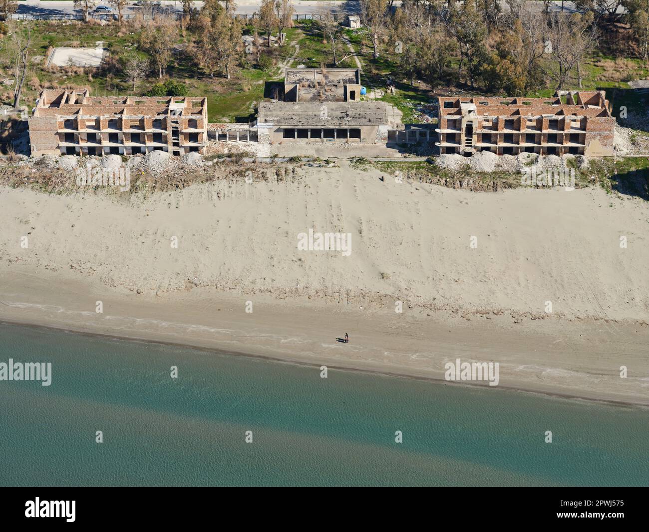 LUFTAUFNAHME. Verlassene mehrstöckige Häuser an einem Strand in der Stadt Vlorë. Kreis Vlorë, Albanien. Stockfoto