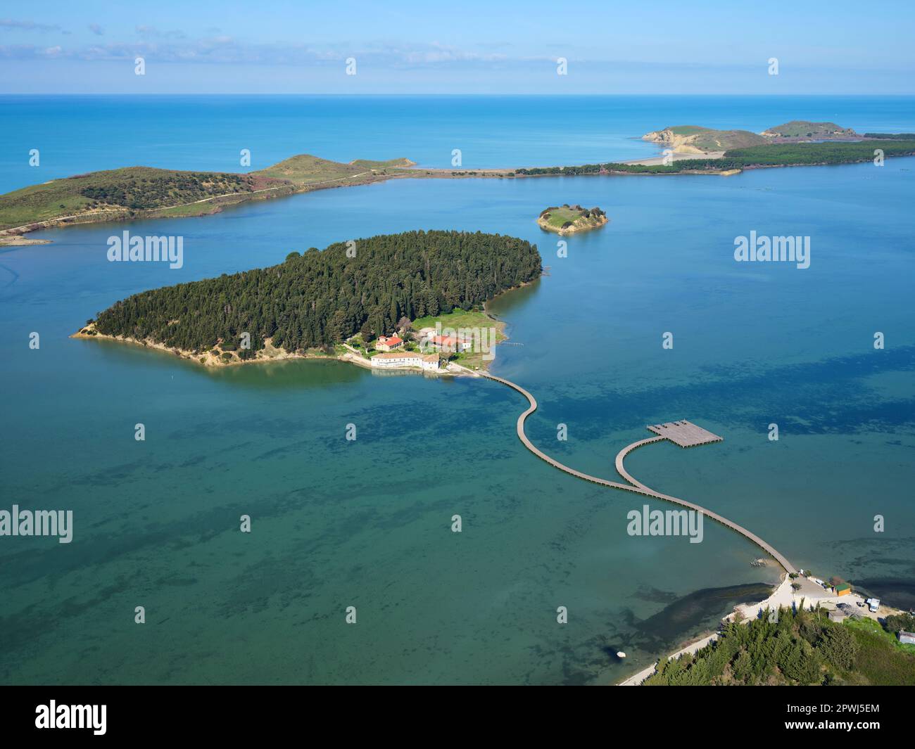 LUFTAUFNAHME. St-Mary Kloster auf einer Insel, die über eine Fußgängerbrücke erreichbar ist. Zvërnec, Kreis Vlorë, Albanien. Stockfoto