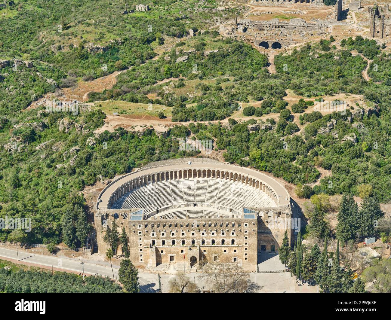 LUFTAUFNAHME. Das römische Theater von Aspendos. Provinz Antalya, Türkei. Stockfoto