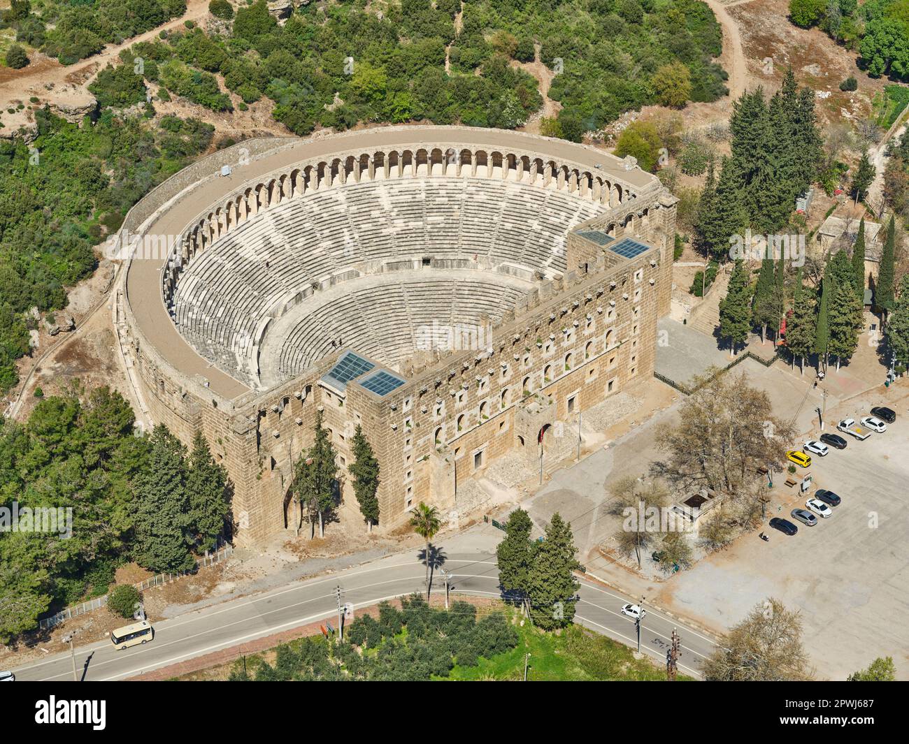 LUFTAUFNAHME. Das römische Theater von Aspendos. Provinz Antalya, Türkei. Stockfoto