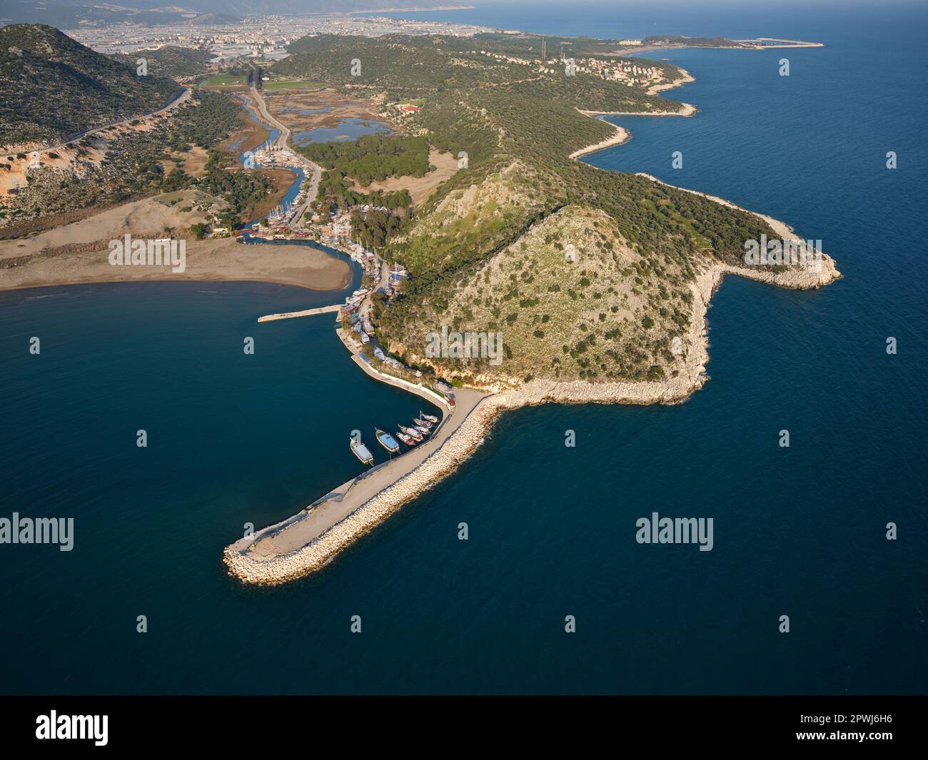 LUFTAUFNAHME. Felsige Landzunge in Büyükkum und Strand Çayağzı in Karabucak. Provinz Antalya, Türkei. Stockfoto