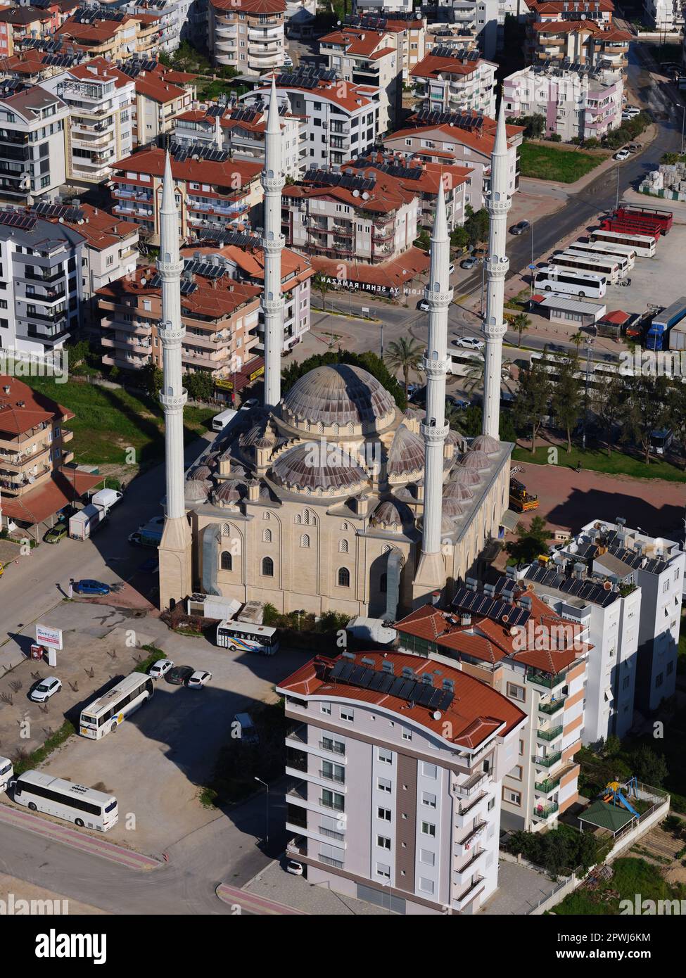 LUFTAUFNAHME. Zentraler Moschee-Komplex mit seinen vier hohen Minaretten. Örnek, Manavgat, Provinz Antalya, Türkei. Stockfoto