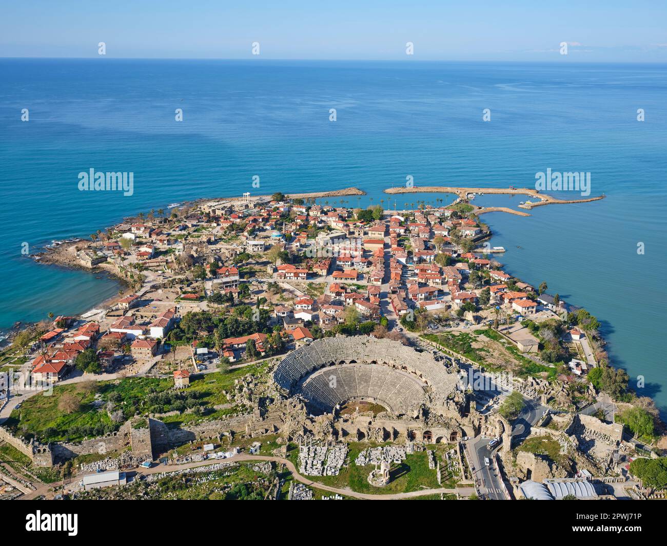 LUFTAUFNAHME. Die antike Stadt Sidé mit ihrem Theater. Sidé, Provinz Antalya, Anatolien, Türkei. Stockfoto