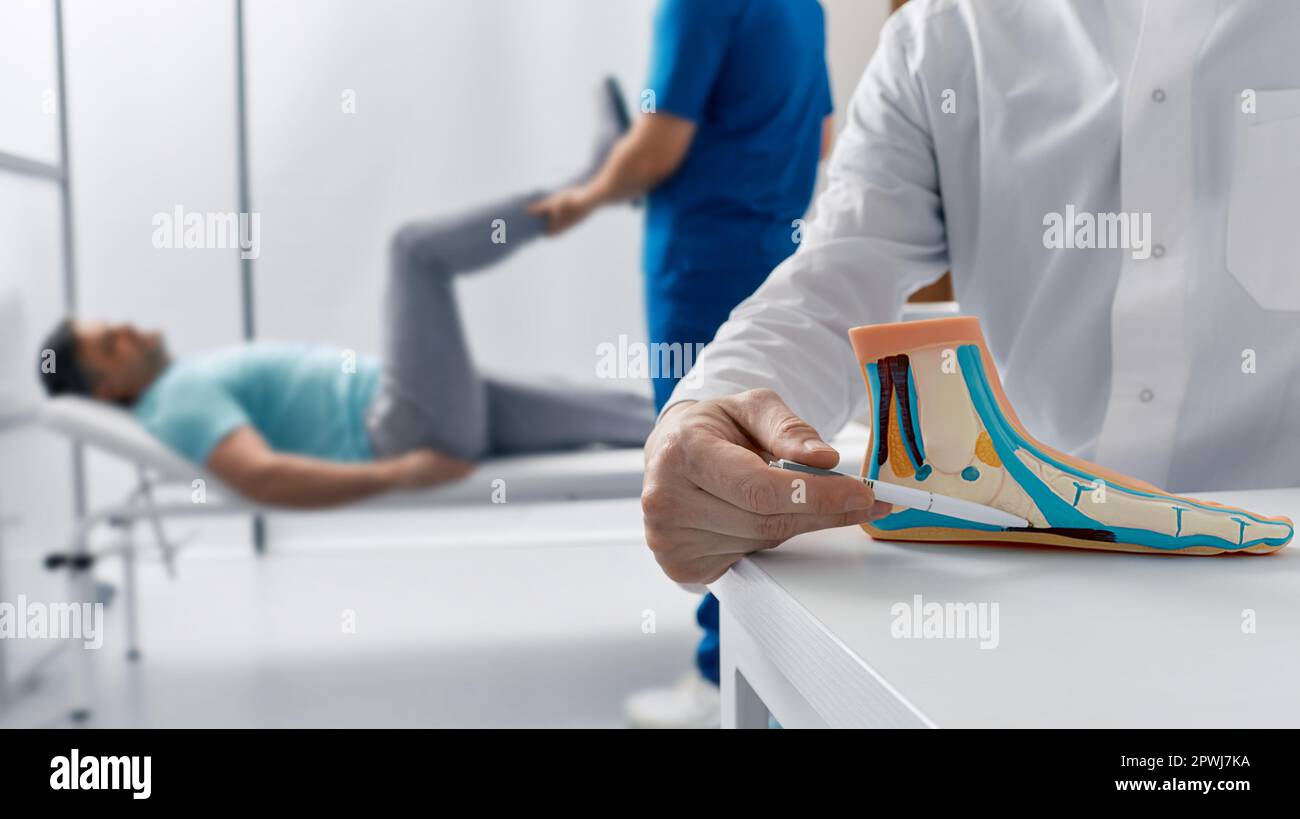 Flache Füße, pes planus. Der Podiatrist Arzt diagnostiziert den Plattfuß während der ärztlichen Untersuchung der Füße des Patienten Stockfoto
