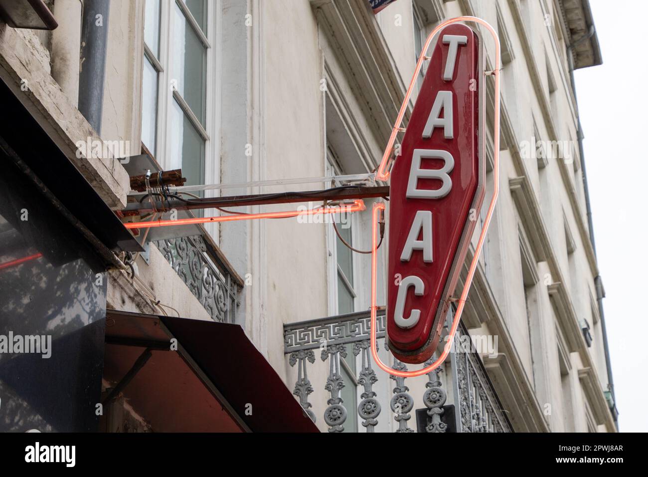 lyon , Aura Frankreich - 04 24 2023 : Tabakkarotte französische rote Tabakwarenmarke mit französischem weißem Textlogo auf der Fassade des Händlergebäudes des des Eingangsladens Stockfoto