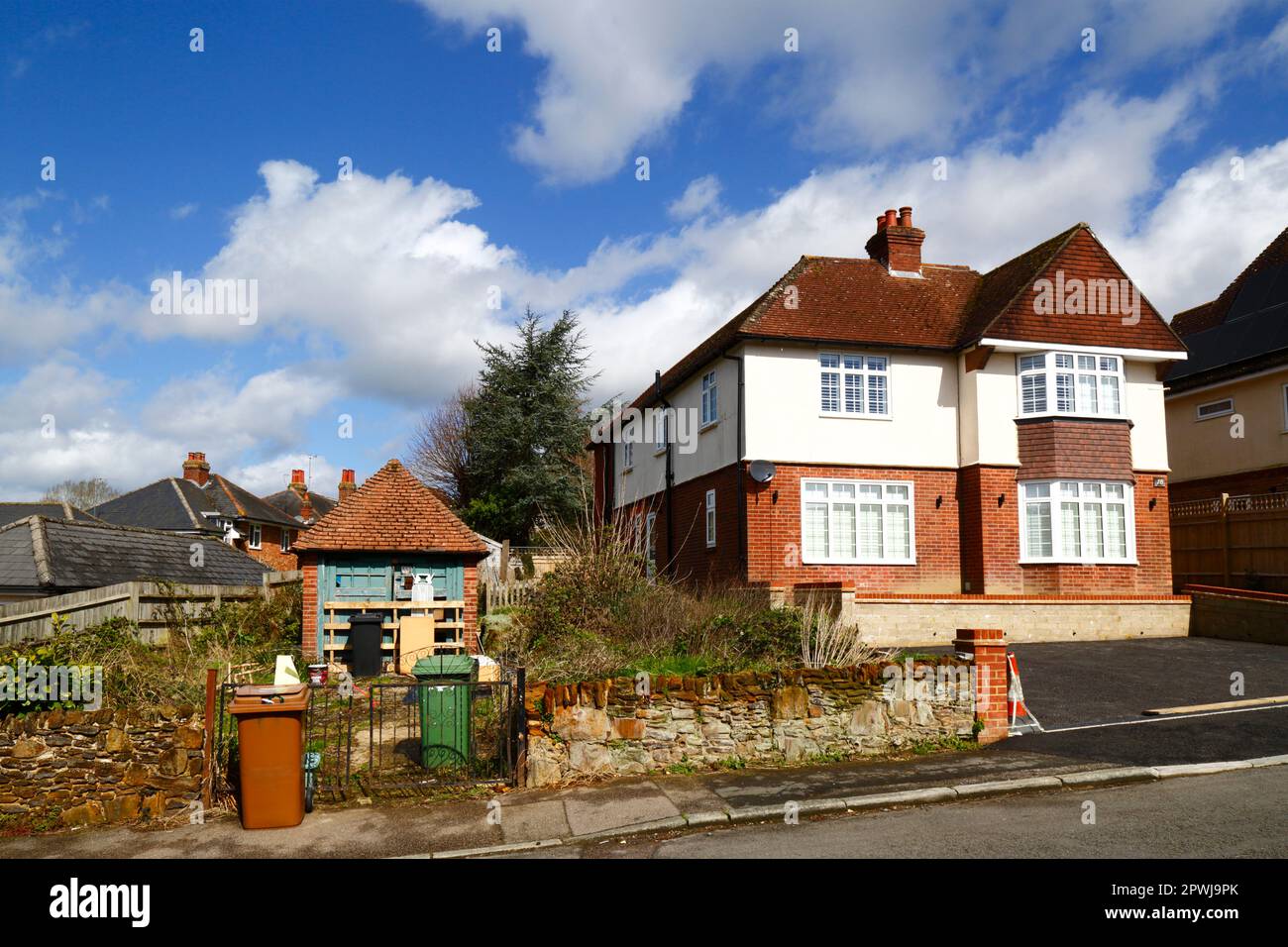 Eine alte Garage, die ein Grundstück zwischen Häusern besetzt, das für Immobilienentwickler von Wert wäre, Southborough, Kent. Stockfoto
