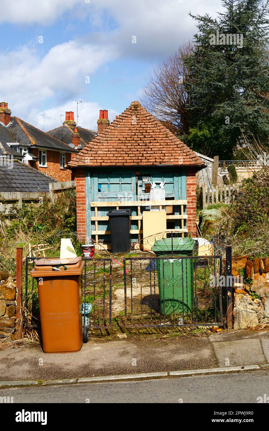 Eine alte Garage, die ein Grundstück zwischen Häusern besetzt, das für Immobilienentwickler von Wert wäre, Southborough, Kent. Stockfoto