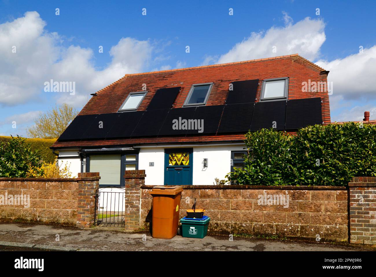 Sonnenkollektoren auf dem Dach eines Bungalows mit Dachausbau und -Umbau, Southborough, Kent. Stockfoto