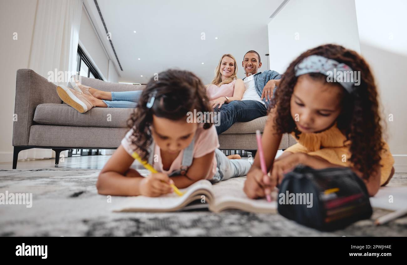 Wellness, Entspannung und Familie mit Kindern, die im Malbuch im Wohnzimmer mit glücklichen Eltern malen. Gemischtrassig, Mutter und Vater auf dem Sofa zu Hause Stockfoto
