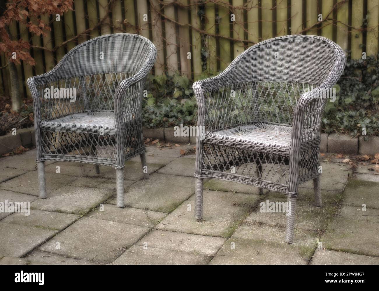 Gartenstühle auf einer Terrasse im Garten im Garten im Sommer. Alte,  rustikale und alte Gartenmöbel dienen zum Entspannen und zum Sitzen und  Entspannen Stockfotografie - Alamy
