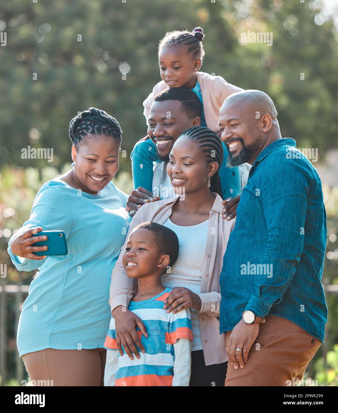 Oma hat immer die ganze Familie als Profilbild. Eine Familie mehrerer  Generationen, die ein Selfie zusammen macht Stockfotografie - Alamy