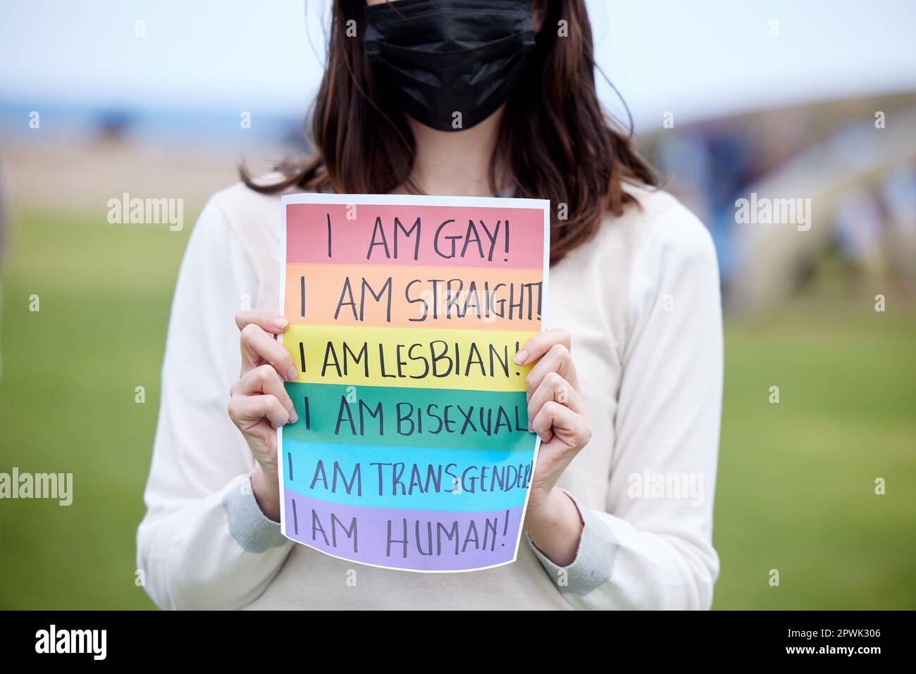 Das macht mich nicht weniger menschlich. Eine Frau, die bei einer lgbtq-Rallye ein Schild hochhält Stockfoto