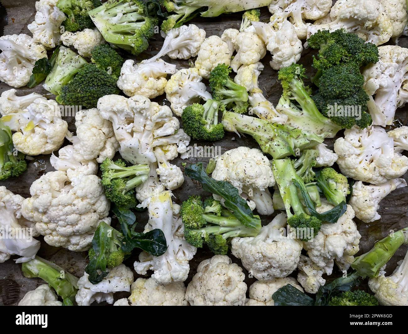 Brokkoli und Blumenkohl, geschnitten und fertig zum Kochen, Backen und Dampfgaren. Gesundes Mittagessen oder Abendessen. Stockfoto