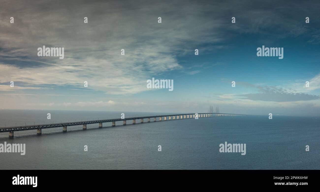 Panoramablick auf die Öresundbrücke über die Ostsee, die Schweden mit Dänemark verbindet Stockfoto