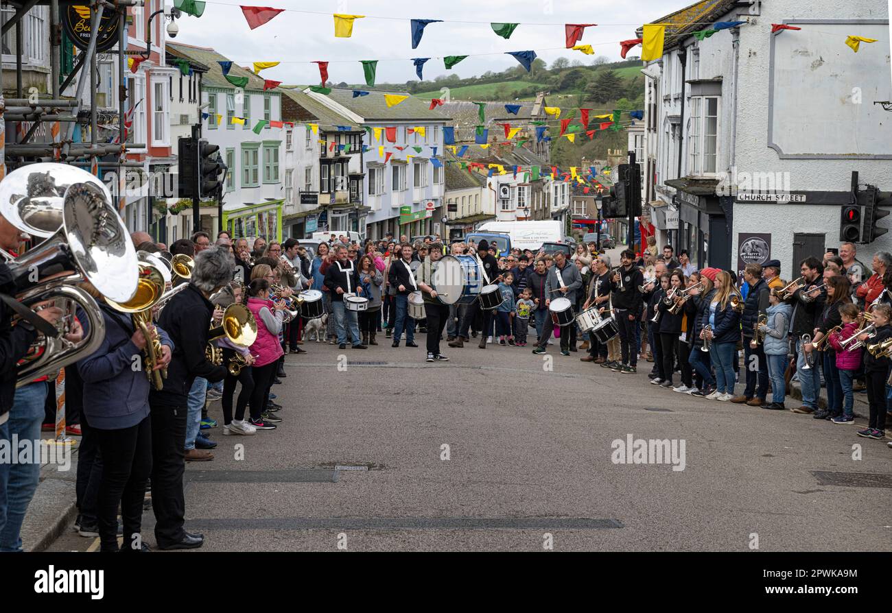 Helston, Cornwall, Großbritannien. 1. Mai 2023. Helston May Day Parade, mit Stadtband und May Leuten, die der Band um die Straße folgen. Credit: kathleen White/Alamy Live News Stockfoto