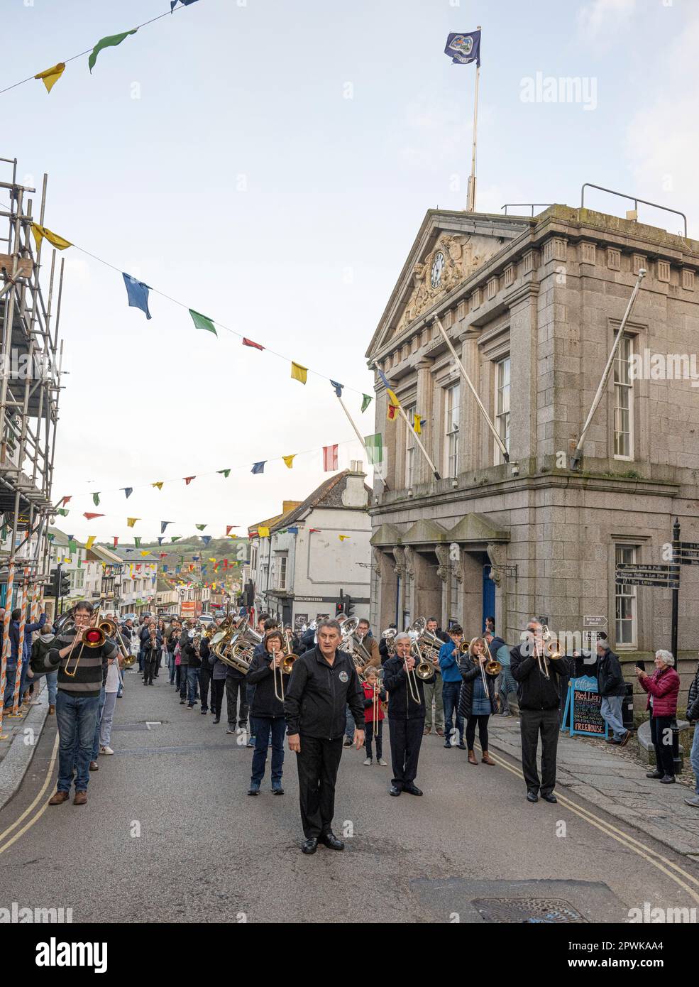 Helston, Cornwall, Großbritannien. 1. Mai 2023. Helston May Day Parade, mit der Stadtband und vielen Leuten, die der Band um die Straße folgen. Credit: kathleen White/Alamy Live News Stockfoto