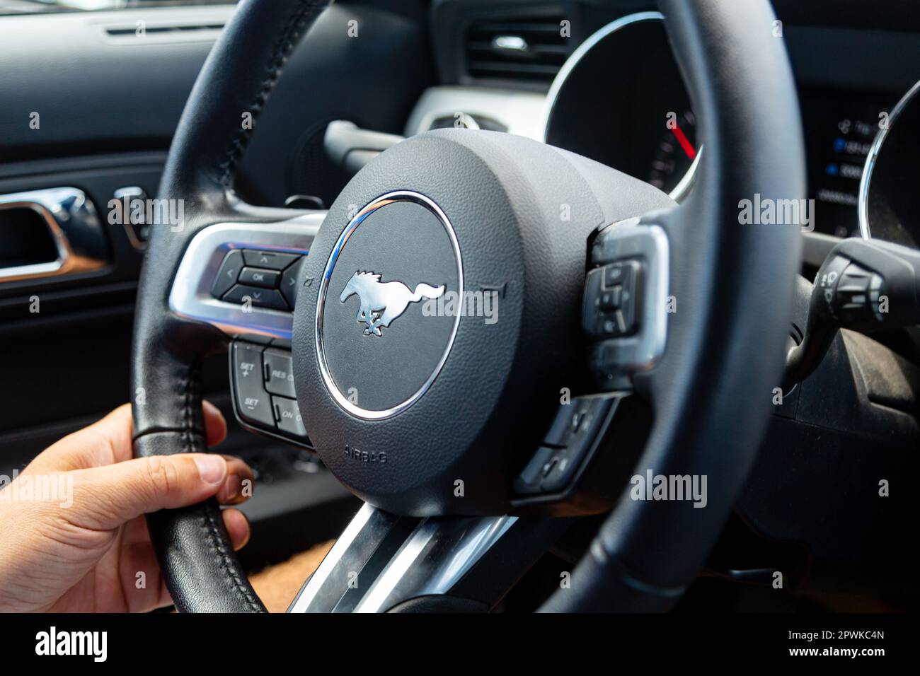 Los Angeles, Kalifornien, USA - April 2017: Lenkrad eines amerikanischen Ford Mustang Muscle Car mit den Händen des Fahrers. Das Innere des modernen Modells Ford Mustang. Ford Mustang Autolenkrad. Stockfoto