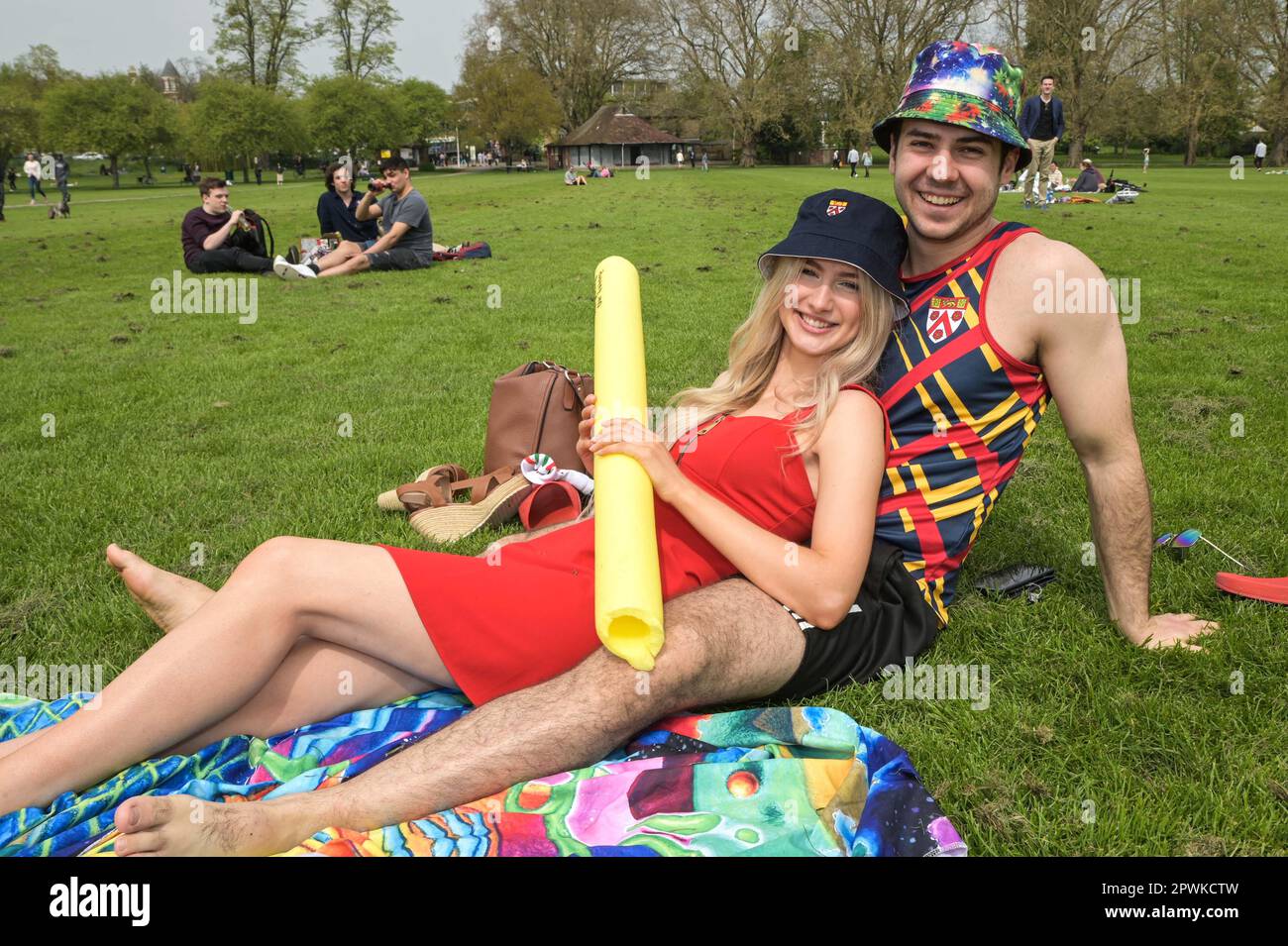 Jesus Green, Cambridge, 30. April 2023 - am Sonntagnachmittag strömten Horden von Studenten der Universität Cambridge in einen Park, um die jährliche „Caesarian Sunday“-Trinkparty zu veranstalten. Studenten der renommierten Institutionen haben den Nachmittag in schicken Kleidern durchgemacht und an Trinkspielen auf Jesus Green teilgenommen. Die Tradition, auch bekannt als „C-Sonntag“, zieht Tausende von Studenten an, kurz bevor sie an Prüfungen teilnehmen. Die Polizei war anwesend, um die Akademiker in Schach zu halten. Einige Nachtschwärmer brauchen Hilfe von Sanitätern nach verschiedenen Missgeschicken. Quelle: Stopp Drücken Sie Mich Stockfoto