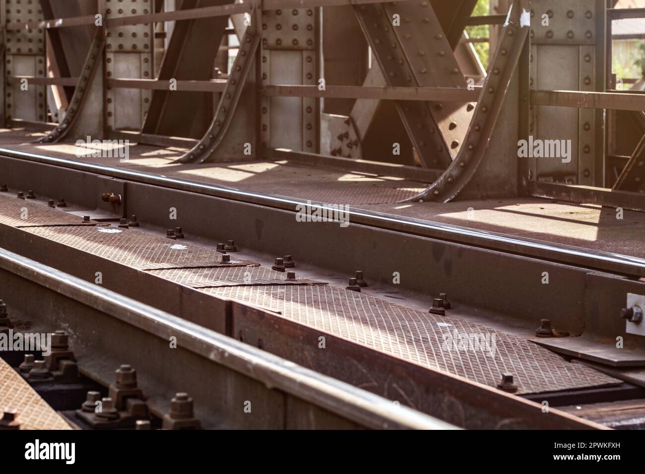 Rail Bridge, Detail auf Titel, Stahlblech, große Muttern und Schrauben von der Sonne beleuchtet. Stockfoto