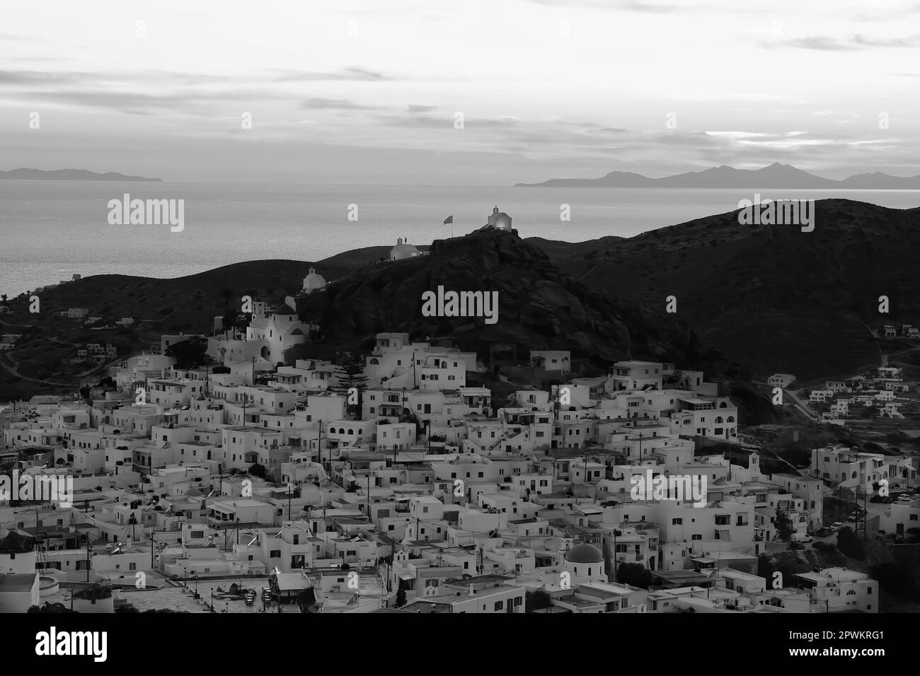 Wunderschöner Sonnenuntergang und Panoramablick auf die malerische und weiß getünchte Insel iOS Greece in Schwarz und Weiß Stockfoto