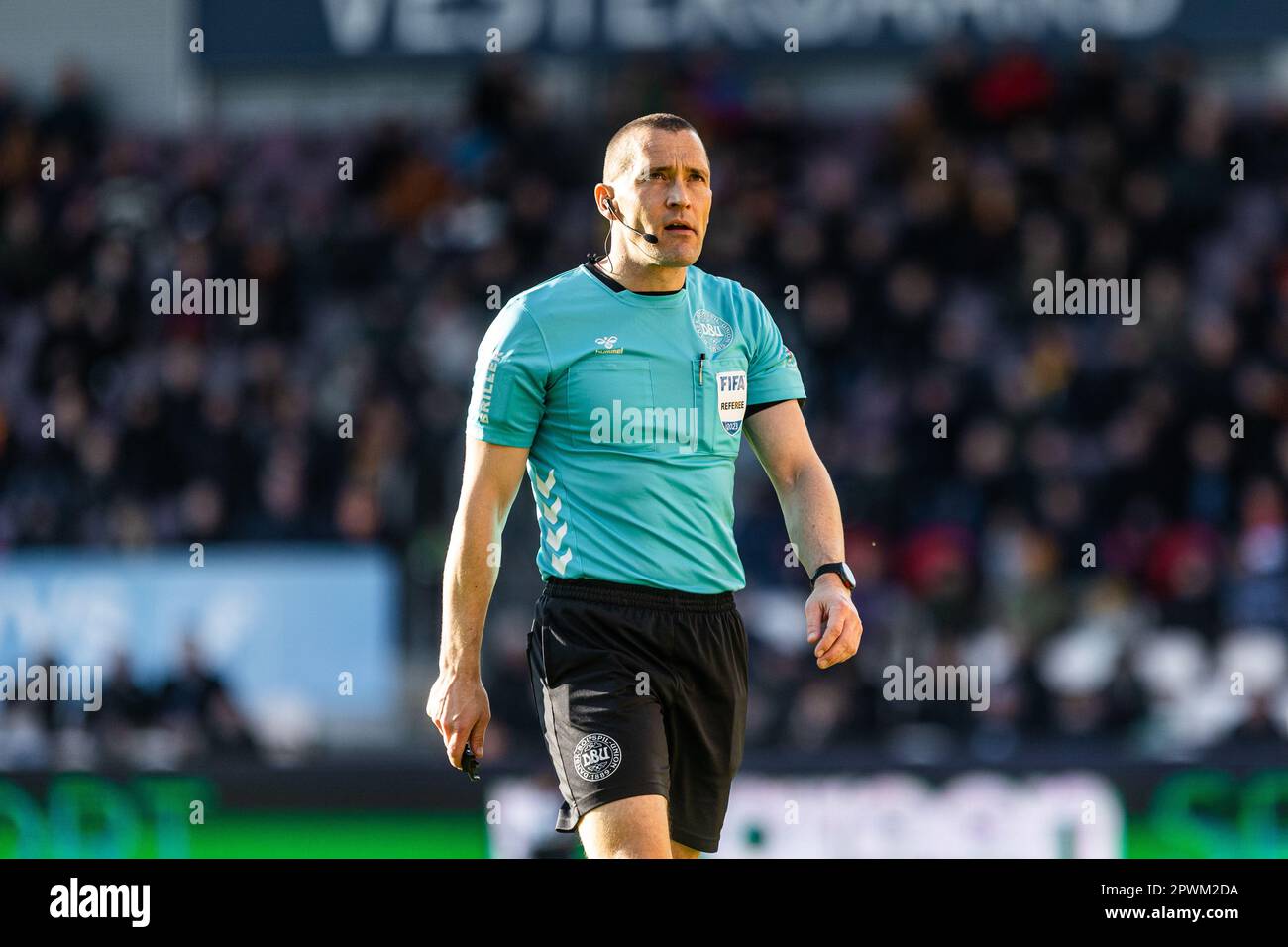 Farum, Dänemark. 30. April 2023. Ringrichter Mads-Kristoffer Kristoffersen beim Superliga-Spiel 3F zwischen dem FC Nordsjaelland und Aarhus GF auf der rechten Seite des Dream Park in Farum. (Foto: Gonzales Photo/Alamy Live News Stockfoto