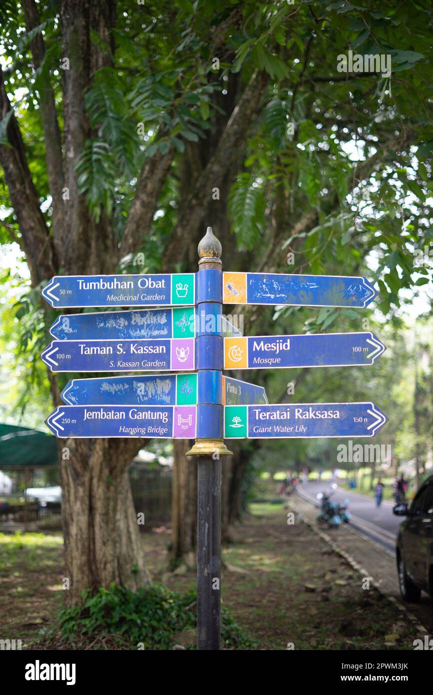 Straßenschilder in einem Gebiet namens Bogor Botanical Gardens, Indonesien Stockfoto