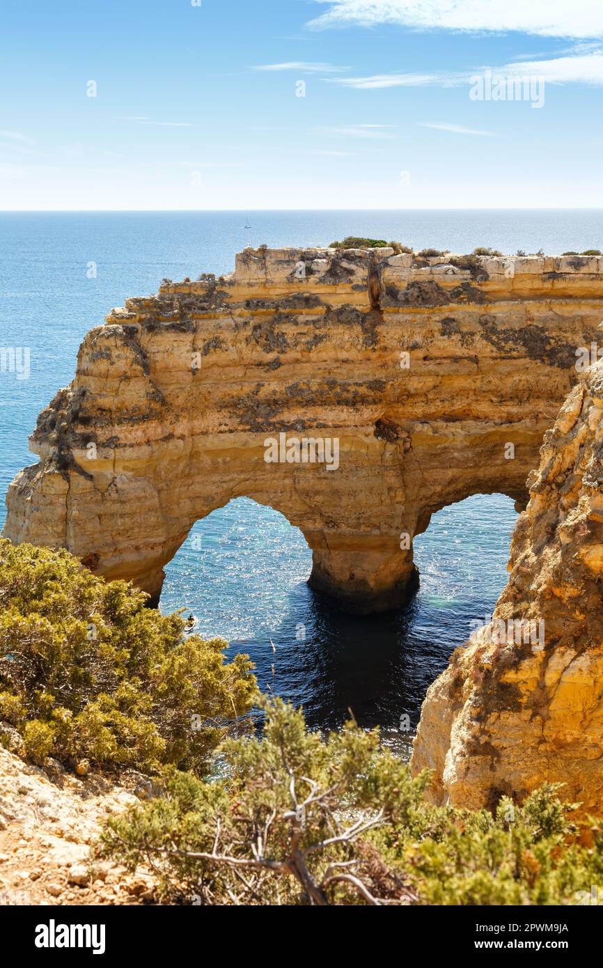 Algarve Strand Praia da Marinha Herz Form Felsen Formation Portrait Format Reise Meer Ozean Urlaub in Portugal Stockfoto