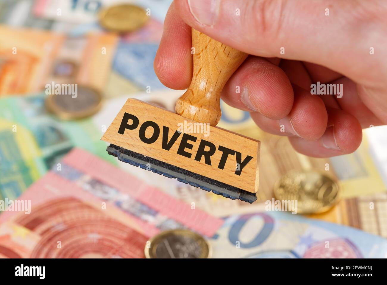 Armut symbolisches Foto schlechte Geldfinanzierung und wirtschaftliche Krisenwirtschaft mit Briefmarkengeschäftskonzept Stockfoto