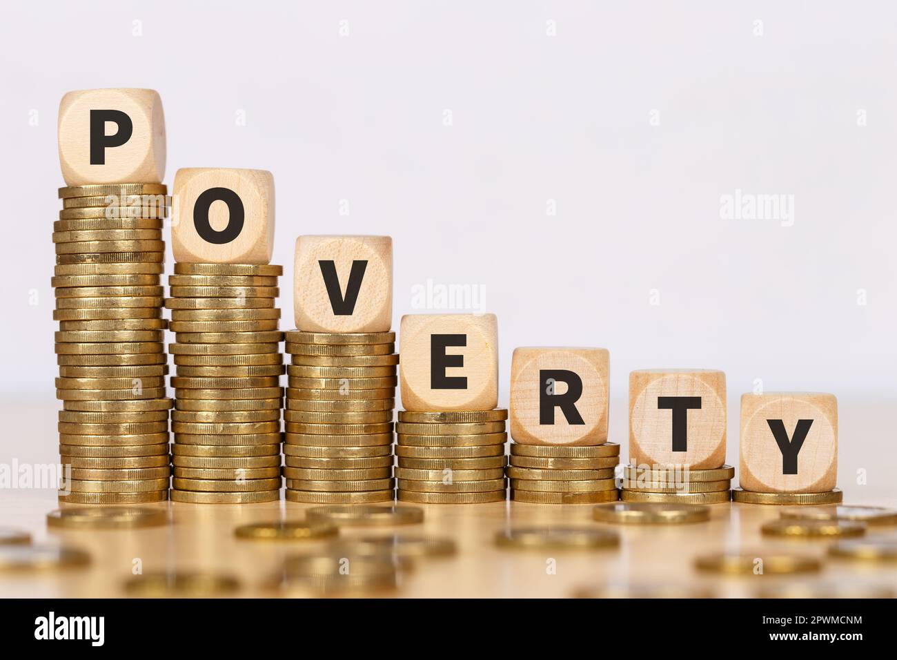 Armut symbolisches Foto schlechte Geldfinanzierung und Wirtschaftskrise Geschäftskonzept Wirtschaft auf Münzen Stockfoto