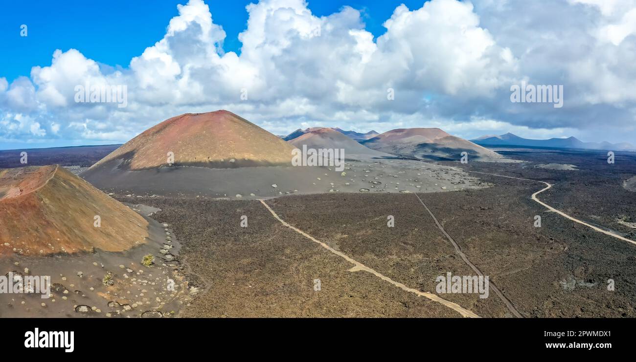 Vulkane im Timanfaya-Nationalpark auf der Insel Lanzarote bieten ein Panorama aus der Vogelperspektive auf die Kanarischen Inseln in Spanien Stockfoto