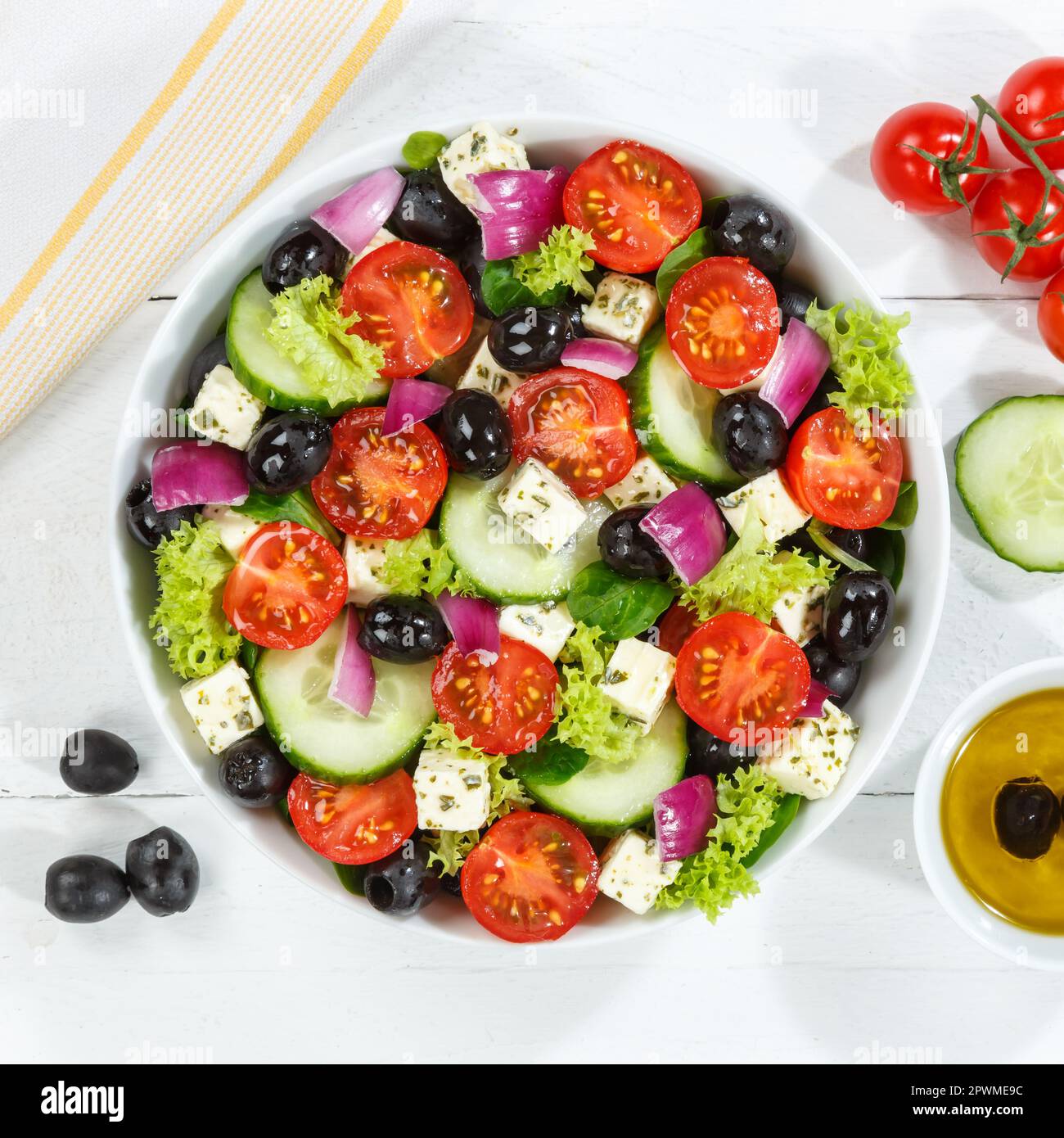 Griechischer Salat mit frischen Tomaten, Oliven und Fetakäse gesunde Speisen von oben auf einem Holzbrettplatz essen Stockfoto