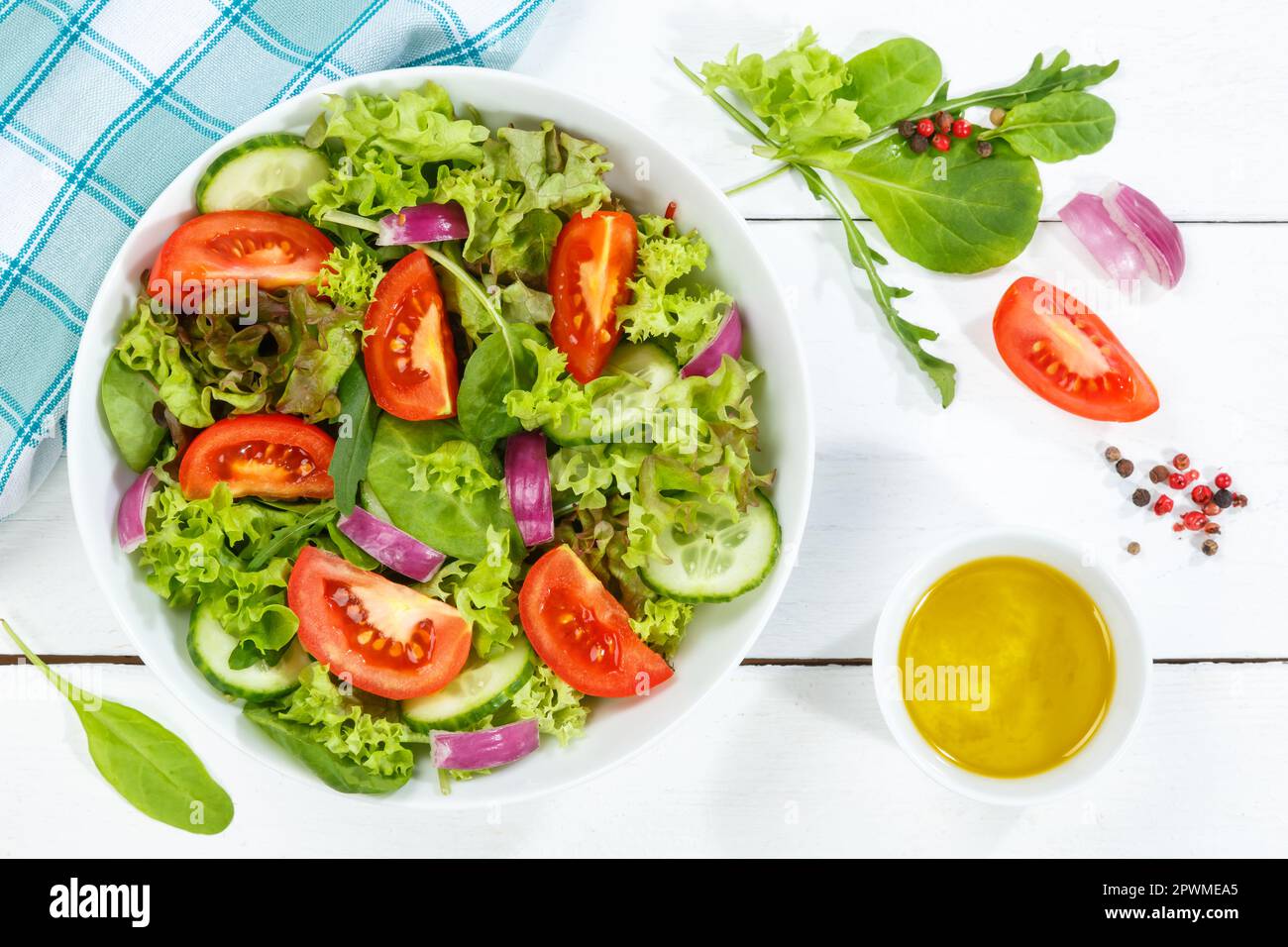 Gemischter Salat mit frischen Tomaten gesundes Essen von oben essen auf einem Holzbrett Stockfoto