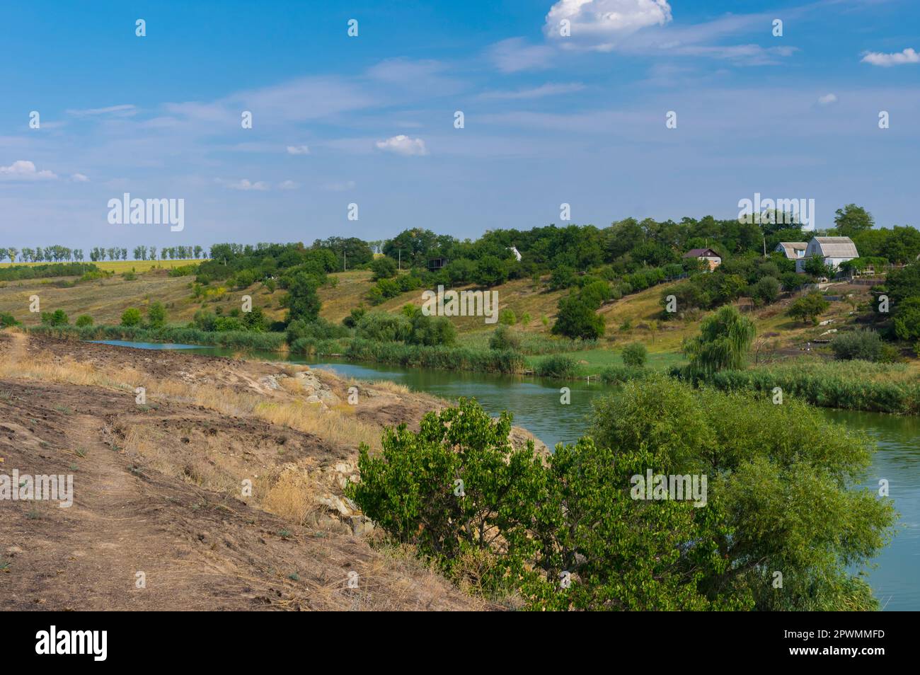 Ukrainische ländliche Landschaft mit dem kleinen Fluss Sura in der Nähe des Dorfes Novo-Nikolaevka in der Nähe der Stadt Dnipro im Spätsommer Stockfoto